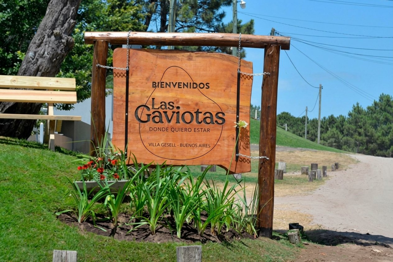Wooden welcome sign of Las Gaviotas, Villa Gesell